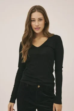 Cilla 16 V-halset bluse - 100% merino wool RWS