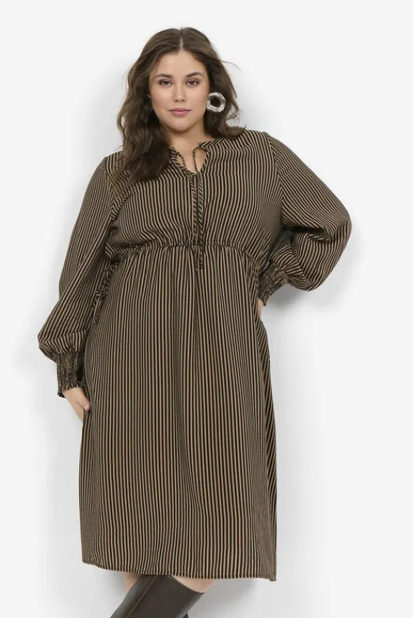 Curvy WA-GENTINA 4 Kjole Mørk sand