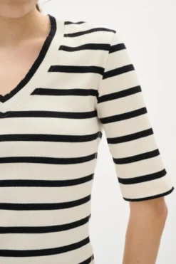 DagnaIW Striped V T-Shirt