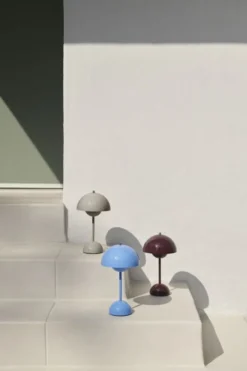 Flowerpot VP9, Portable Lamp, Magnetic Charger