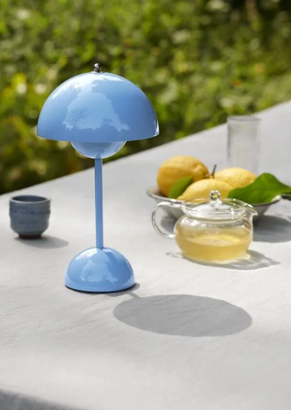 Flowerpot VP9, Portable Lamp, Magnetic Charger