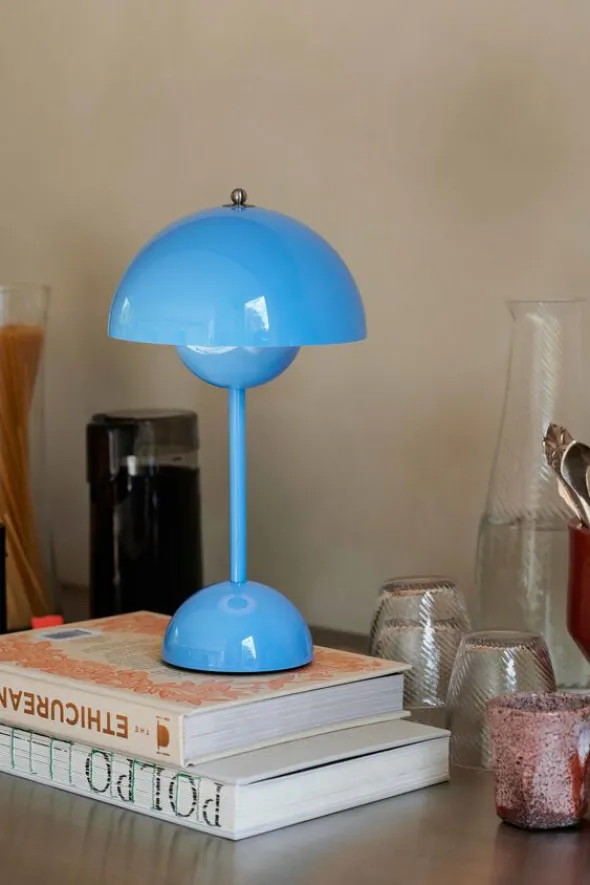 Flowerpot VP9, Portable Lamp, Magnetic Charger