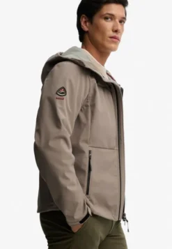 HOODED SOFTSHELL TREKKER JKT