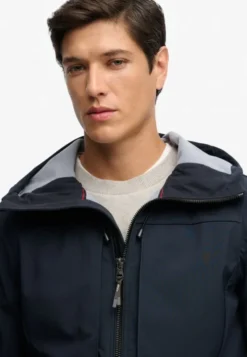 HOODED SOFTSHELL TREKKER JKT
