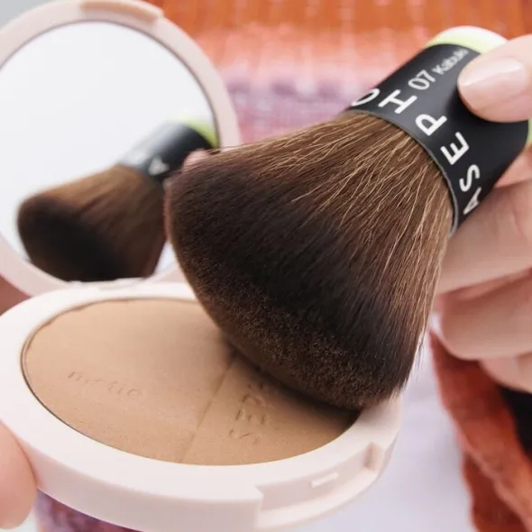 07 Kabuki brush - Intuitiv applicering med perfekt finish