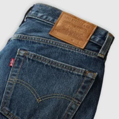 555� Relaxed Straight Jeans