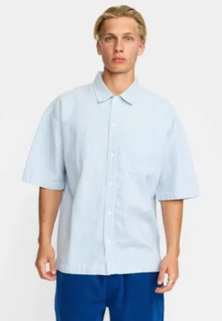 Short-sleeve shirts
