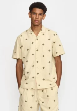 Short-sleeve shirts
