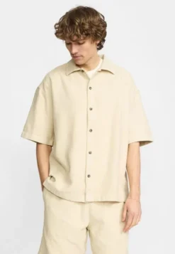 Short-sleeve shirts