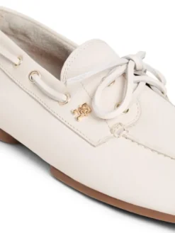 TH SLEEK LEATHER BOAT SHOE