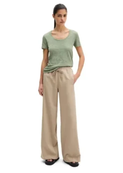 T-shirt, deep round neck twisted