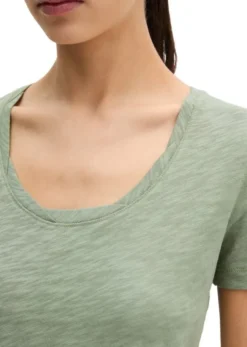 T-shirt, deep round neck twisted